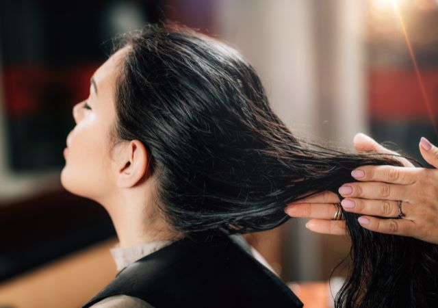 perawatan rambut dengan minyak kelapa