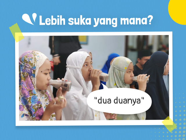 Ketika Anak-anak ditanya, lebih suka yang mana? Dijawab suka dua-duanya. Foto memperlihatkan anak-anak perempuan dalam mukena sedang minum susu