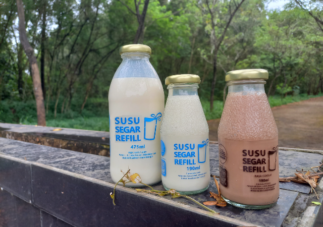 Tiga varian Susu Segar Refill Botol Kaca. Susu Segar Plain 475 ml; Susu Segar Plain 190 ml; Susu Segar Rasa Coklat 190 ml