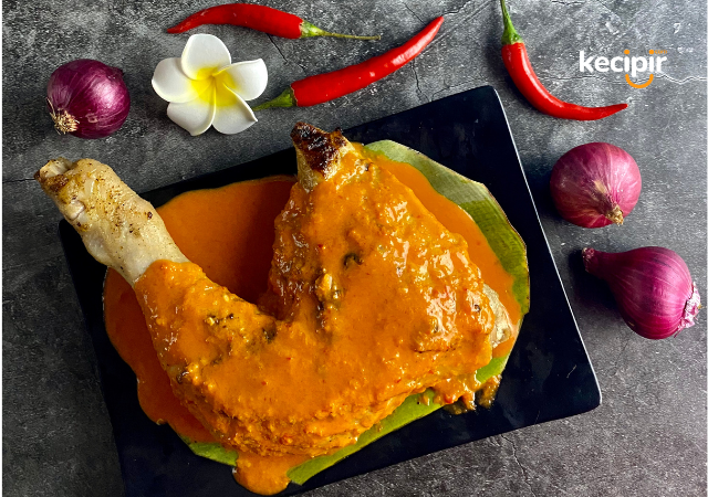 Potongan ayam dengan bumbu yang banyak